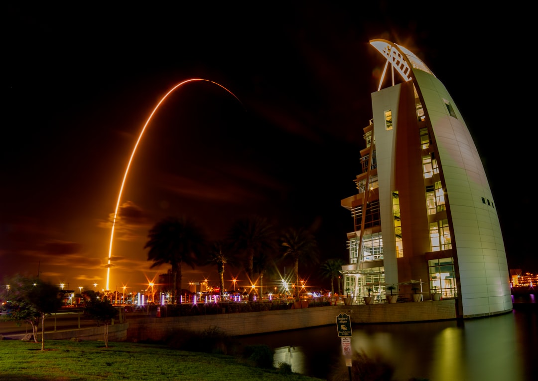 夜空を飛ぶSpaceXロケットの軌跡