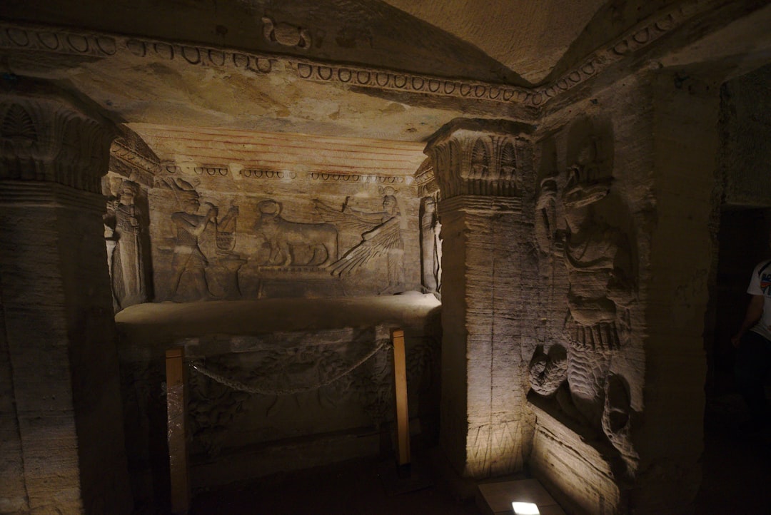 古代の洞窟埋葬遺跡のイメージ