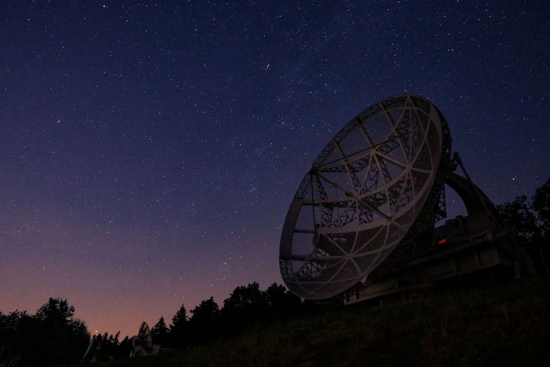 望遠鏡で星雲を撮影する様子