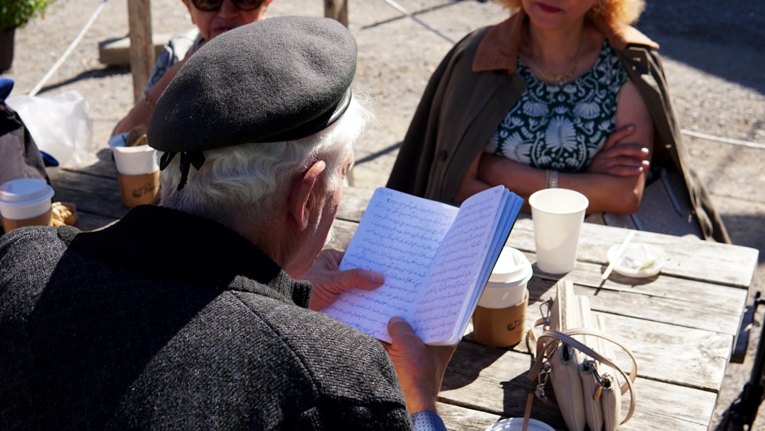 高齢者がコーヒーを飲む様子