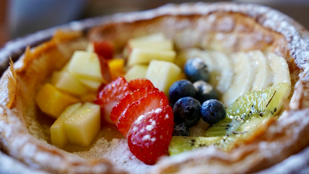 フルーツを食べる赤ちゃん