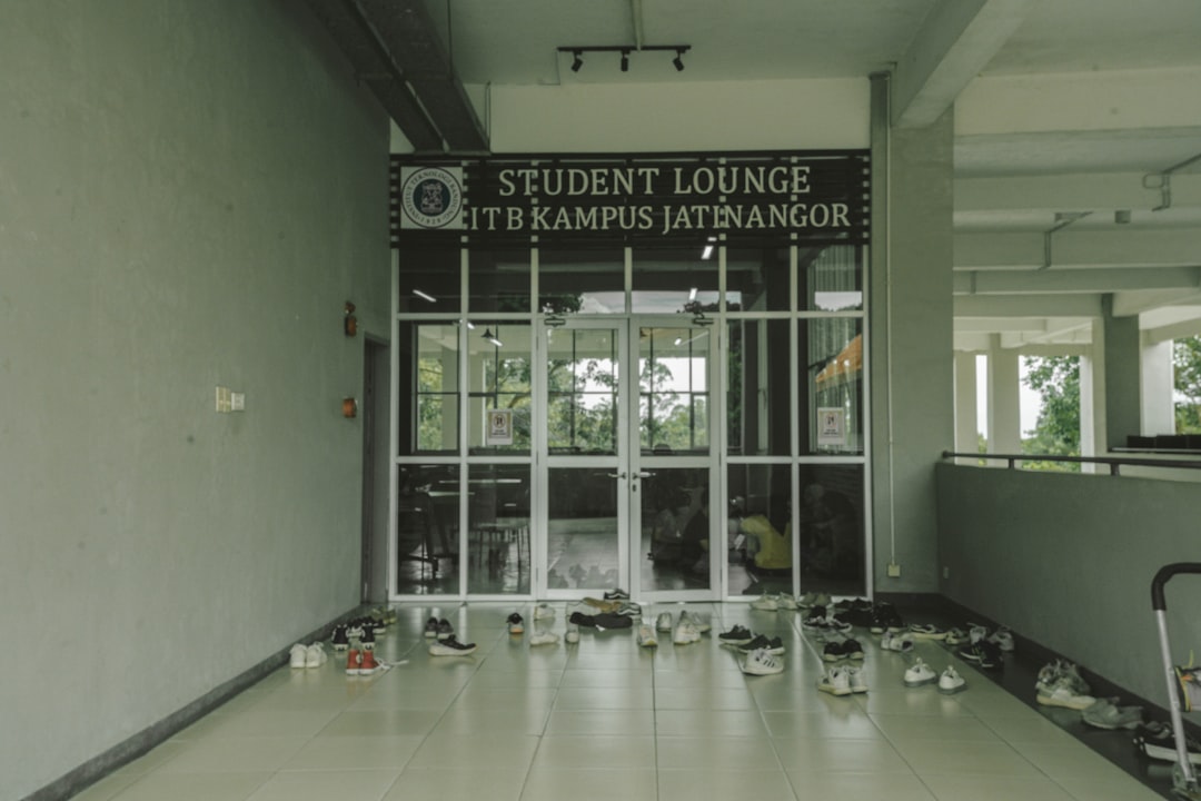 一人で座る大学生