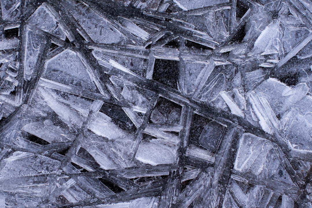 氷の結晶の中で起きる化学反応のイメージ