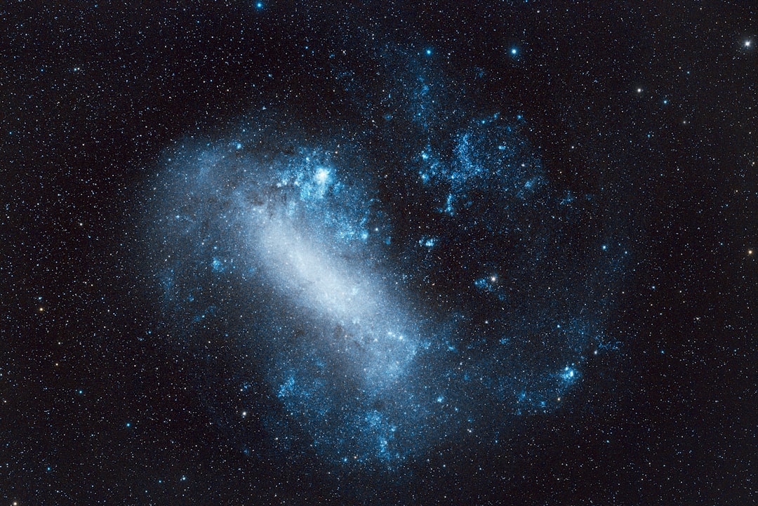 銀河が密集する銀河団の様子