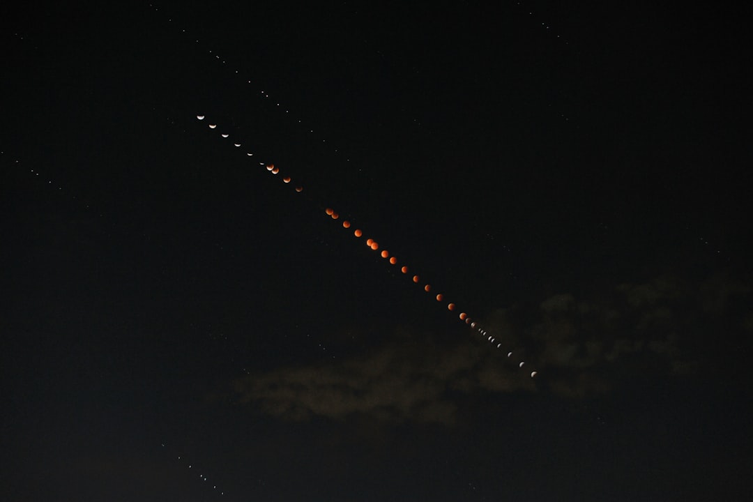 赤く輝く皆既月食のイメージ