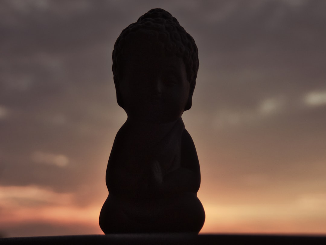 マインドフルネス瞑想をする人