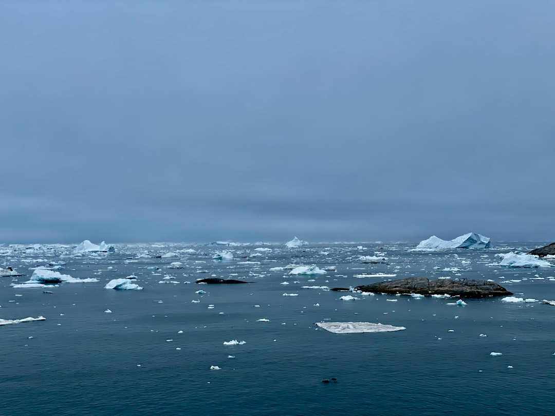 海に流れ込むグリーンランドの氷河