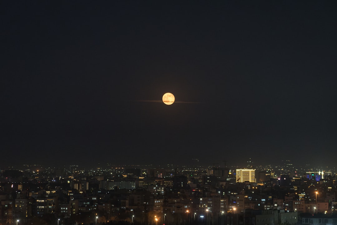 夜空に向けて熱を放射する地表のイメージ