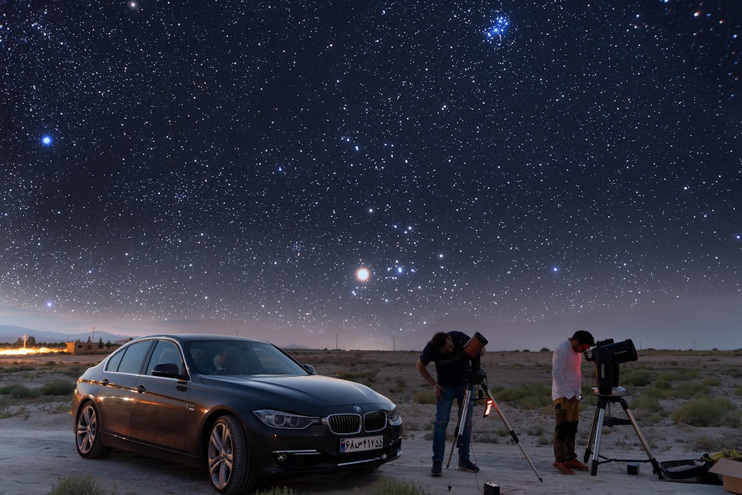 月食を観測する人々