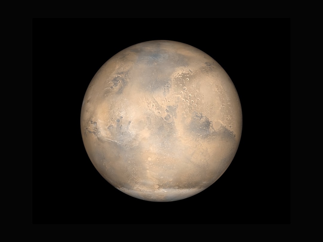 赤く染まった火星表面のイメージ