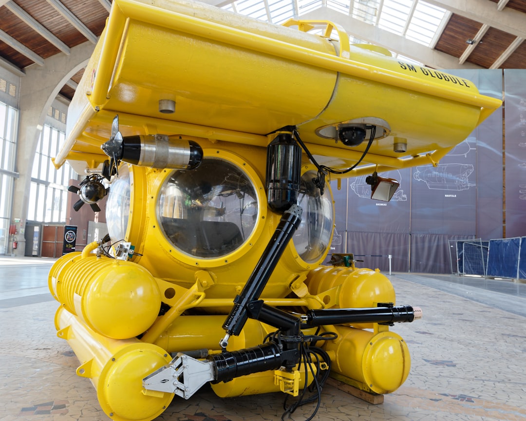 深海を航行する無人探査機のイメージ