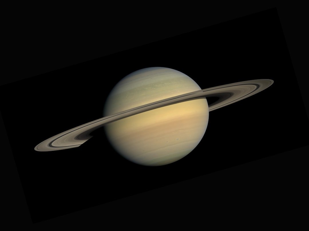 宇宙に浮かぶ環を持つ土星