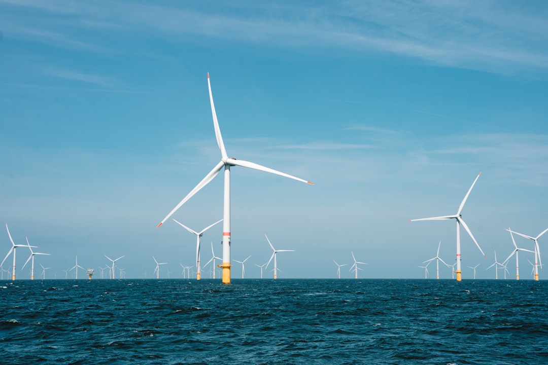 洋上風力発電と再生可能エネルギーのイメージ
