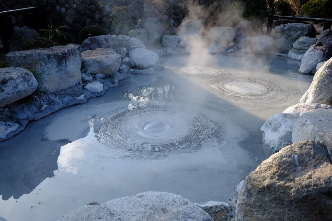 岩のすき間を流れる温水のイメージ