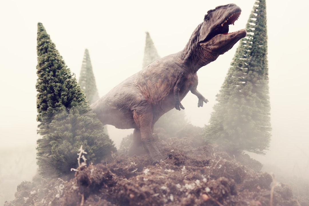 白亜紀の風景に立つ巨大なティラノサウルス