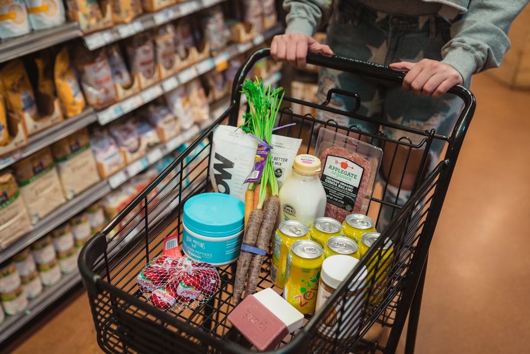 スーパーで食品を選ぶ人々