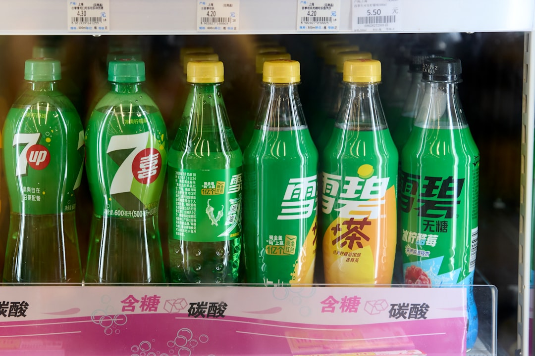 スーパーに並ぶ炭酸飲料