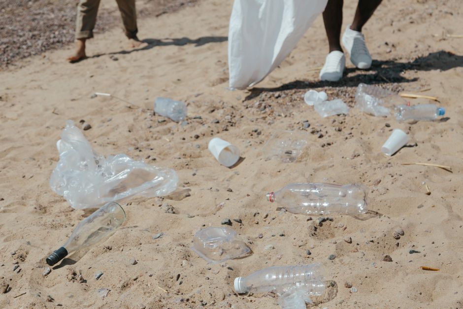 砂浜のプラスチックごみ