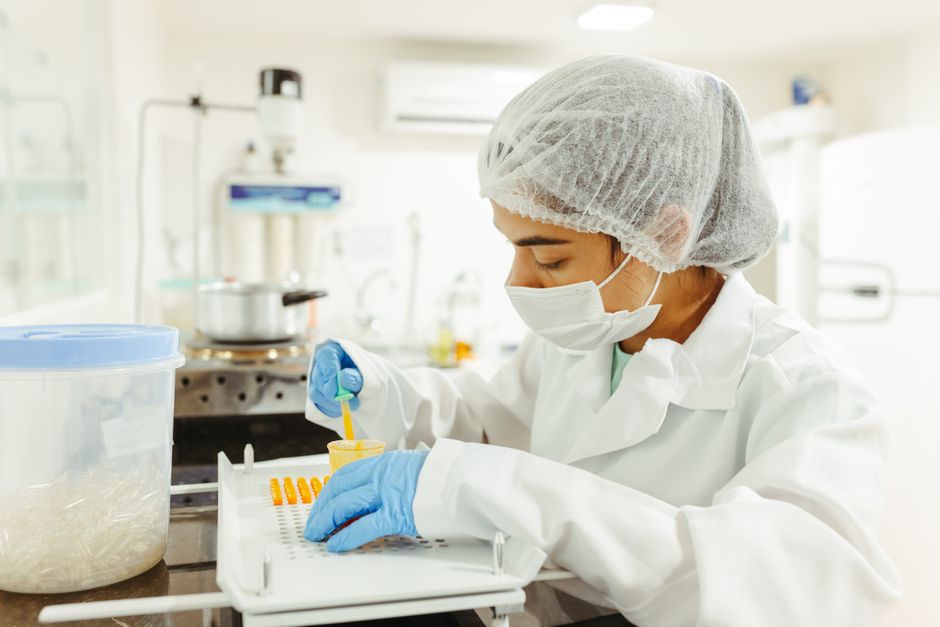 再生医療を研究する科学者