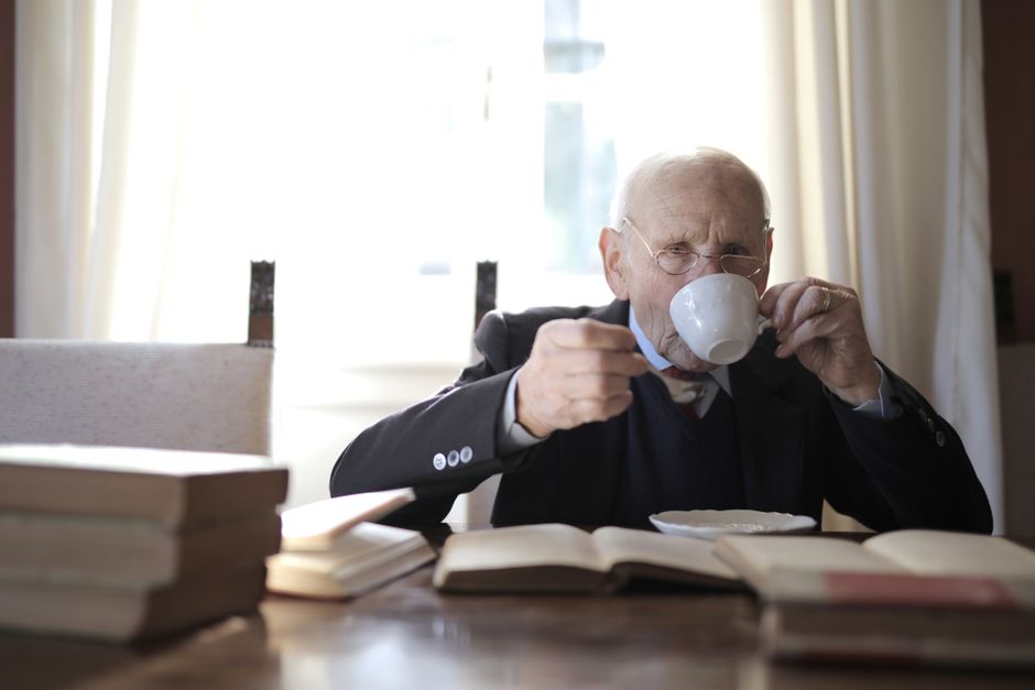 コーヒーを飲む高齢者