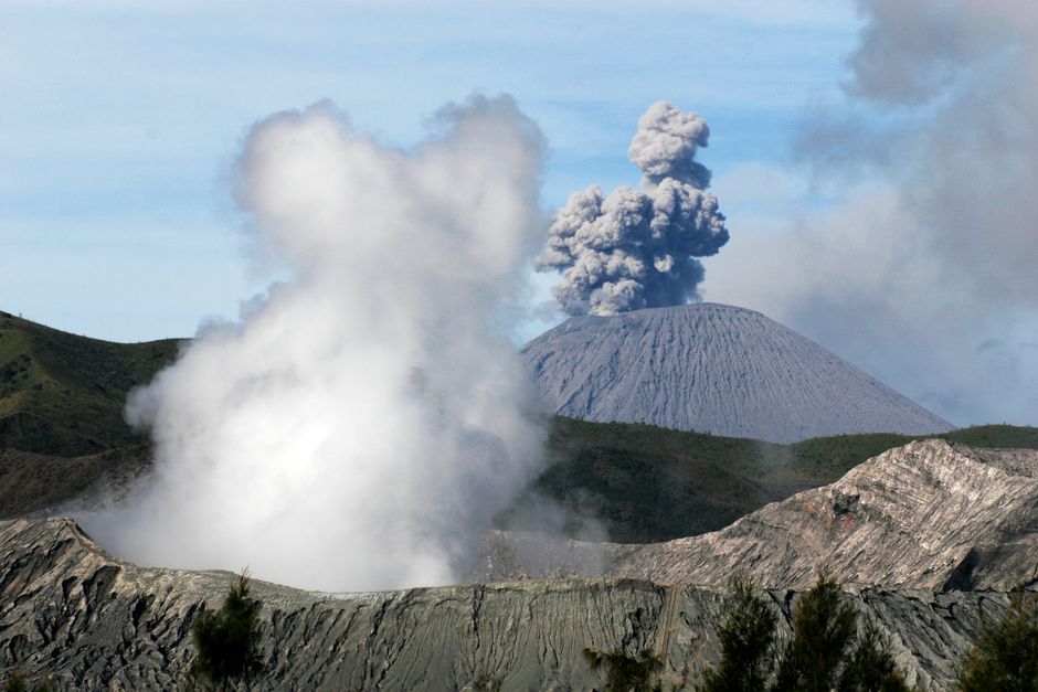 噴煙を上げる火山