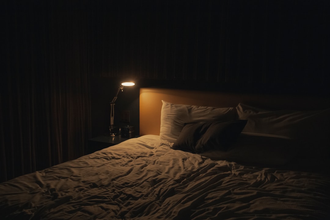 夜の静かな寝室のイメージ