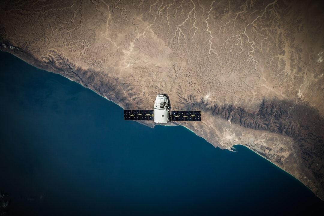 X線観測衛星が宇宙で観測を行うイメージ