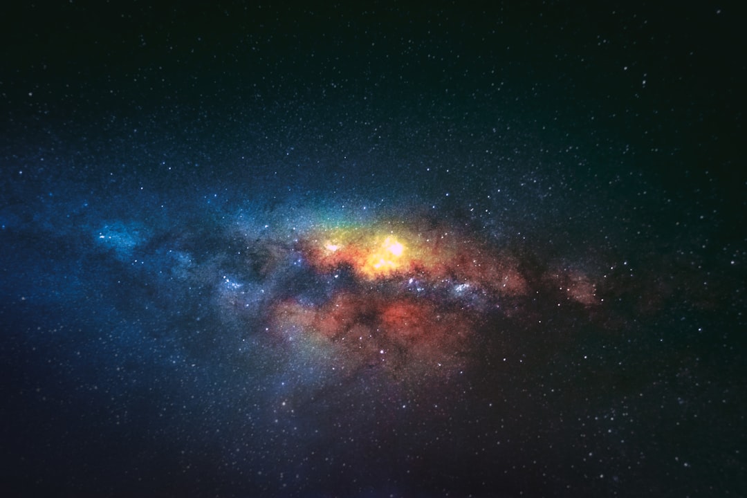 渦を巻いた銀河が宇宙空間に浮かぶ様子
