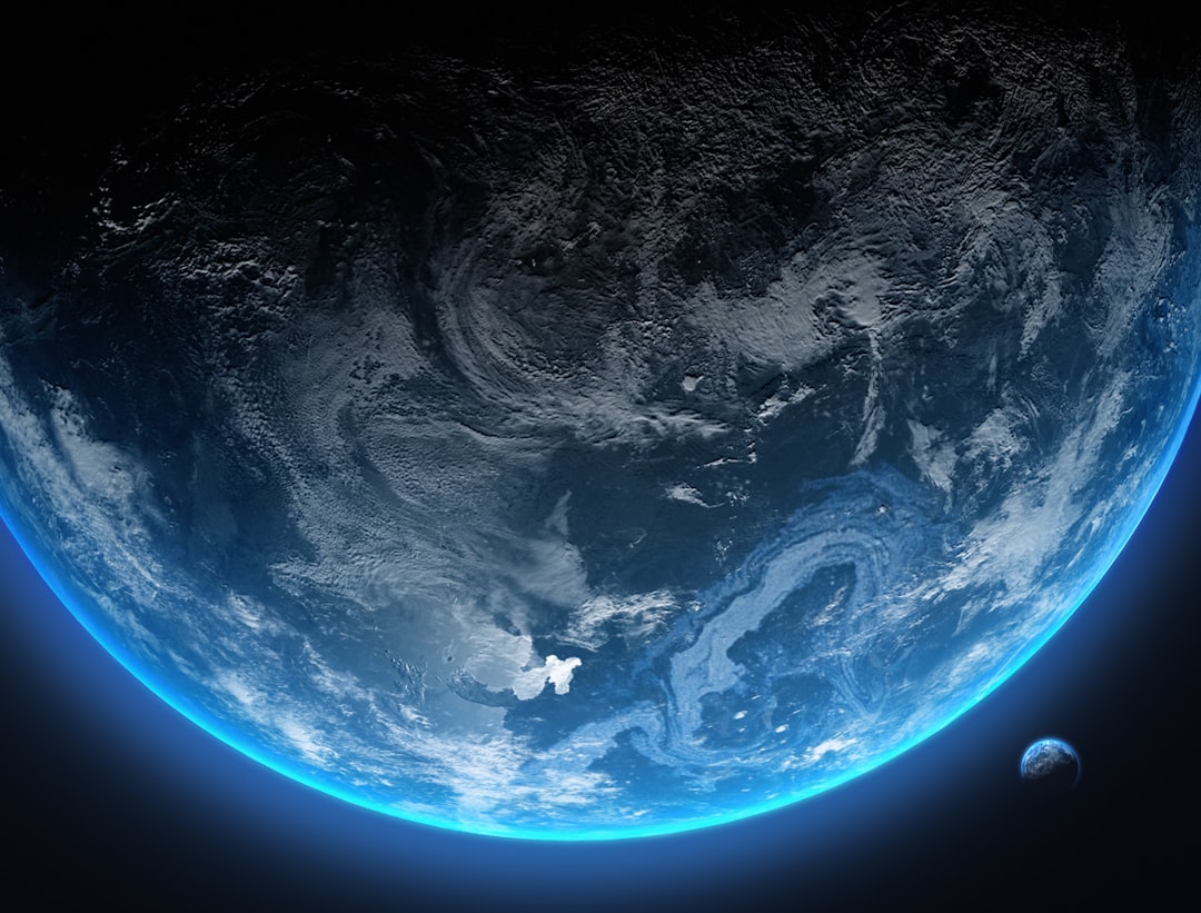宇宙空間に浮かぶ青く輝く地球。太陽系形成期の材料源を問う象徴として