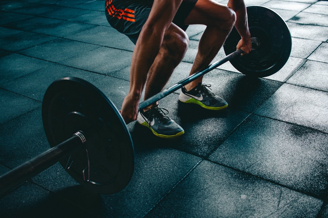 ジムで軽い運動をする人の写真