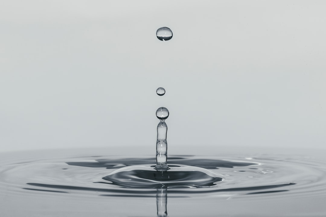 水の上に浮かぶ油の球。水素結合ではなく疎水性でくっつくDs:Pa塩基対の比喩イメージ。