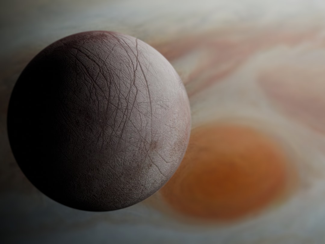 木星の衛星エウロパ。氷の下に液体の海があると考えられている