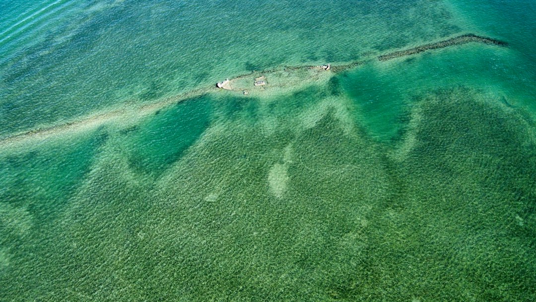 海底に沈む古い沈没船