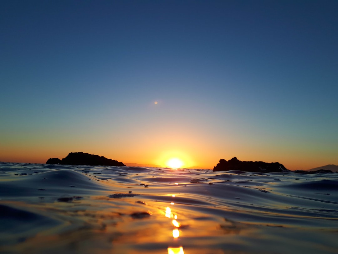 夕焼けの海の水平線